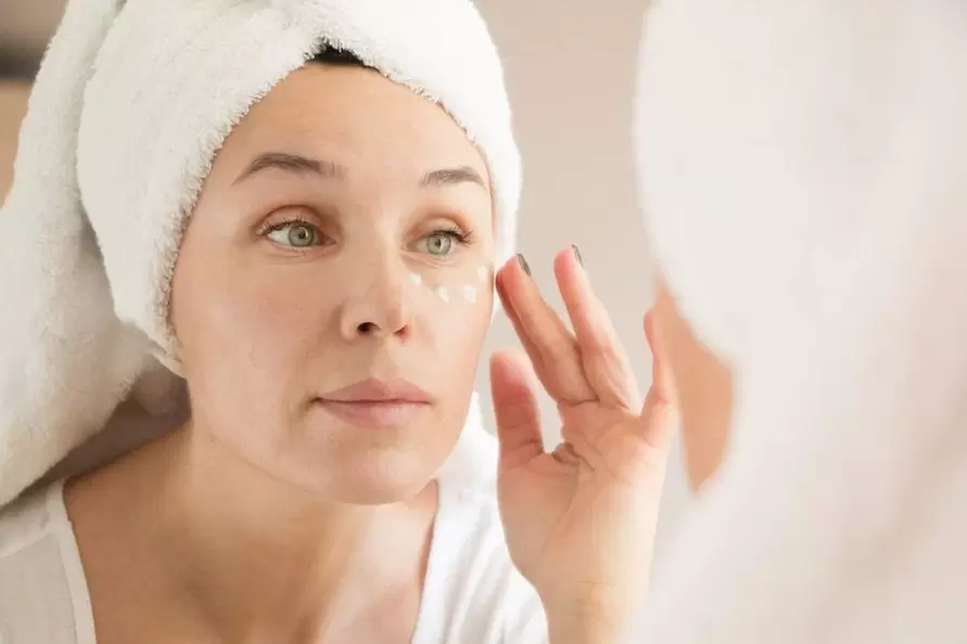 Tragen Sie eine Anti-Falten-Creme unter den Augen auf